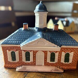 Vintage Colonial Williamsburg Courthouse  royal goedewaagen